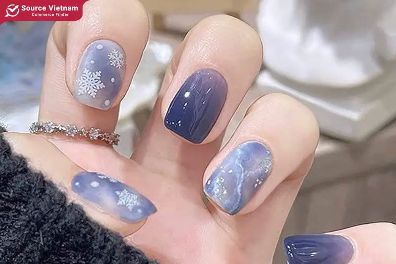 Dreamy snowflake nail art