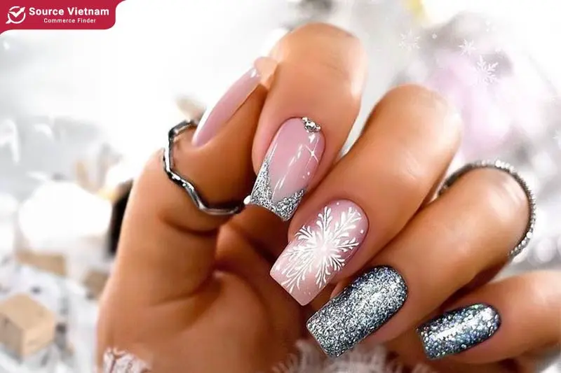 Glittery snowflake nail