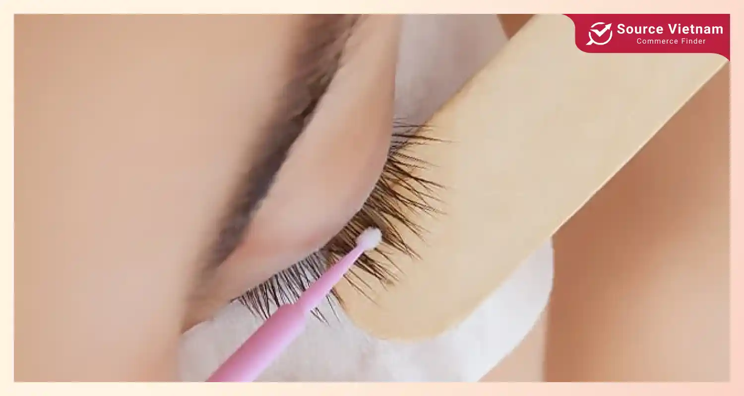 apply-how-to-remove-eyelash-extension-at-home